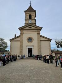 Les fidèles devant l'église Les fidèles devant l'église