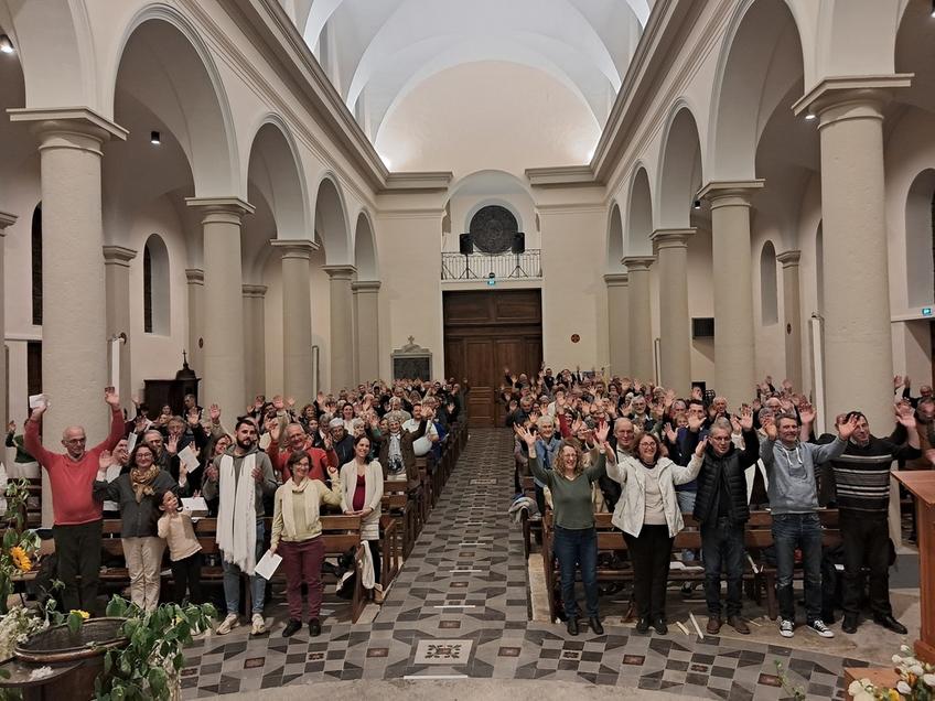 L'assemblée joyeuse en union avec le Père Emmanuel L'assemblée joyeuse en union avec le Père Emmanuel