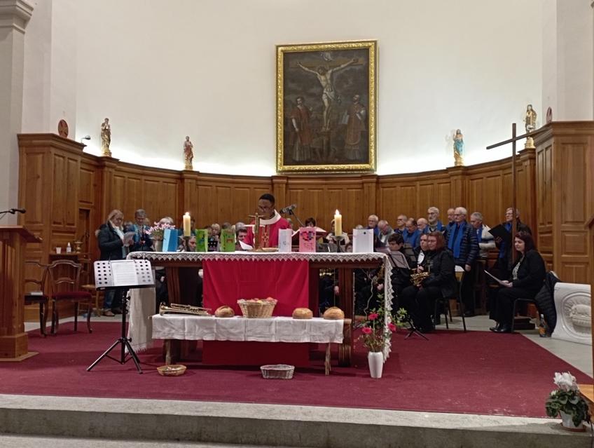 Le Père Emmanuel célébtre la messe et l'harmonie et le Choeur St Luc assurent l'animation musicale Le Père Emmanuel célébtre la messe et l'harmonie et le Choeur St Luc assurent l'animation musicale