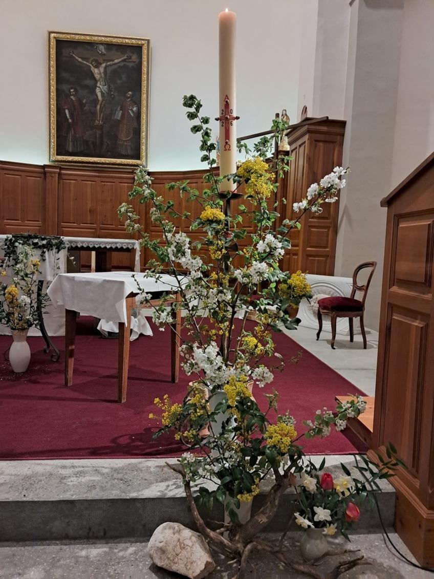 Fleurissement du cierge pascal et de la cuve baptismale Fleurissement du cierge pascal et de la cuve baptismale