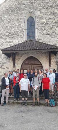 Groupe devant l'église d'Auberives à l'aube après les Laudes Groupe devant l'église d'Auberives à l'aube après les Laudes