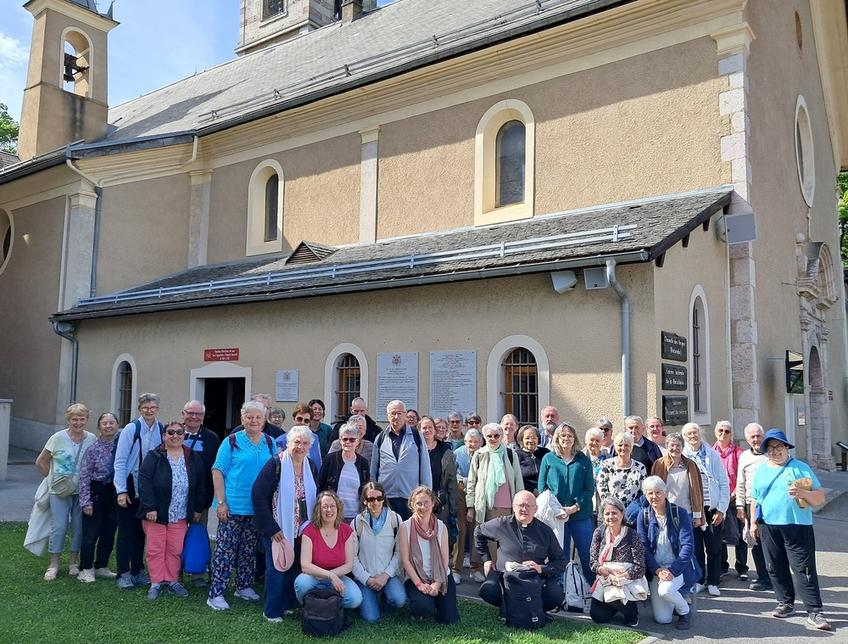 Le groupe de la paroisse St Luc devant l'église de N.D. du Laus Le groupe de la paroisse St Luc devant l'église de N.D. du Laus