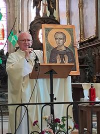 Le père Davis présente l'icône de St Maximilien offert epar les paroissiens Le père Davis présente l'icône de St Maximilien offert epar les paroissiens
