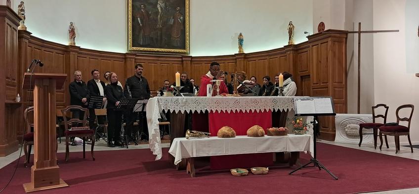 Le Père Emmanuel célébrant devant l'harmonie de Chatte Le Père Emmanuel célébrant devant l'harmonie de Chatte