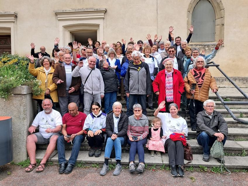 Le groupe de pèlerins à la fin du pèlerinage paroissial Le groupe de pèlerins à la fin du pèlerinage paroissial
