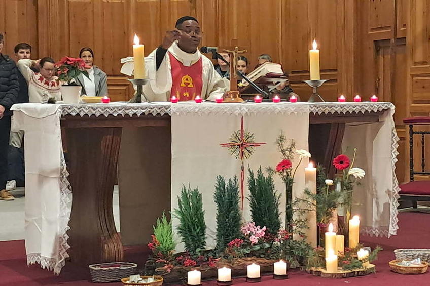 Le Père Emmanuel célèbre la messe de la nuit de Noël à Chatte Le Père Emmanuel célèbre la messe de la nuit de Noël à Chatte