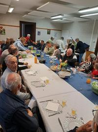 Les participants au repas partagé à Chatte Les participants au repas partagé à Chatte