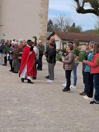 Le Père Emmanuel béni les buis des fidèles Le Père Emmanuel béni les buis des fidèles
