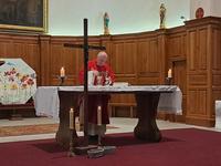 Le Père David prépare les hosties pour la communion Le Père David prépare les hosties pour la communion