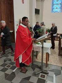 Le Père Emmanuel au pupitre Le Père Emmanuel au pupitre