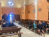 Pause à l'intérieur de l'église de Montagne Pause à l'intérieur de l'église de Montagne