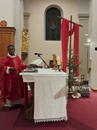 Le Père Emmanuel célèbre la messe Le Père Emmanuel célèbre la messe