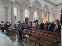 Temps de prière dans l'église de Chatte avant le départ Temps de prière dans l'église de Chatte avant le départ
