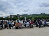 Le repas partagé près de la fontaine Le repas partagé près de la fontaine