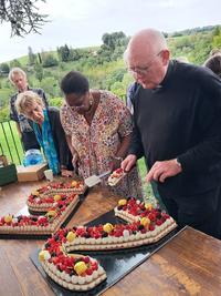 Le Père David et Mercy découpent le gâteau anniversaire Le Père David et Mercy découpent le gâteau anniversaire